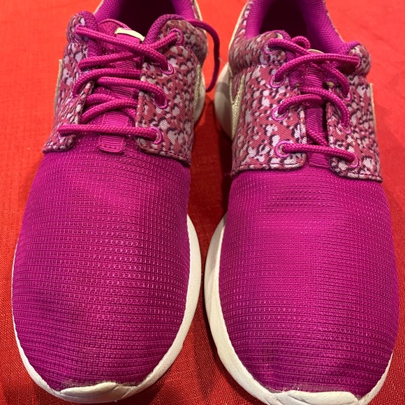 Like New Nike Youth Fuschia Colored Sneakers - Picture 6 of 7